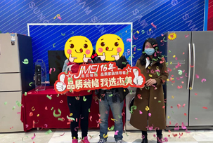 業(yè)主說(shuō)在后期的顏色搭配中，還需要我們多多思考和配合，顏色的整體考慮以及在裝修中的細(xì)節(jié)考慮！那我們杰美裝飾想在這里說(shuō)對(duì)于后期中每一個(gè)小問題，我們都將匯報(bào)給業(yè)主的。我們現(xiàn)在看到整體的效果，非常喜歡，我和我先生喜歡這樣的簡(jiǎn)約要素，非常好，線條的美...